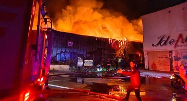 İzmir'de mobilya fabrikasında yangın