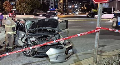 İzmir'de motosiklet ile otomobil çarpıştı: 1 ölü, 2 yaralı