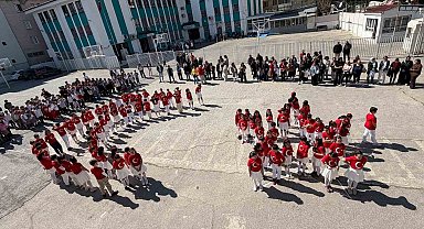 İzmir'de öğrenciler İstiklal Marşı'nı işaret diliyle okudu