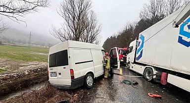 İzmir'de otomobil ile tır çarpıştı: 2 yaralı