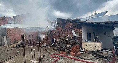 İzmir'de tek katlı evde çıkan yangın korkuttu