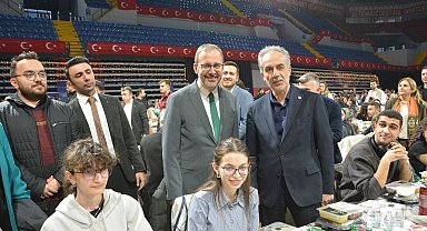 İzmir'de üniversite öğrencileri 'Kampüs İftarları' programında buluştu