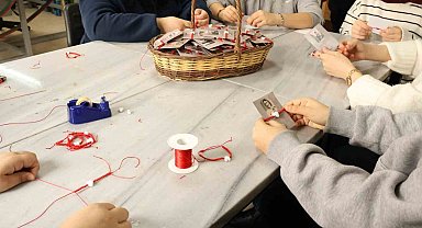 İzmit Beyaz Kalpler öğrencilerinden kadın personele el emeği 8 Mart sürprizi