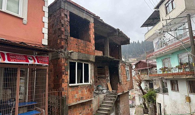 İzmit'te kullanılmayan iki katlı evin çatısı alev alev yandı