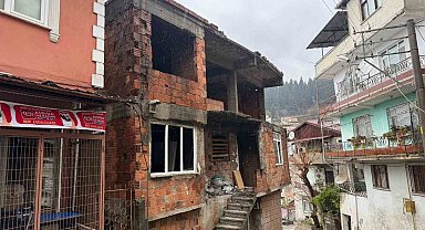 İzmit'te kullanılmayan iki katlı evin çatısı alev alev yandı