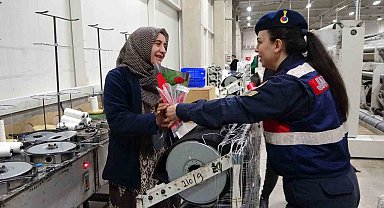 Jandarma 8 Mart Kadınlar Günü dolayısıyla fabrika işçisi kadınları unutmadı
