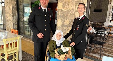 Jandarma ekipleri Yaşlılar Haftası'nda 98 yaşındaki Muzaffer nineyi yalnız bırakmadı