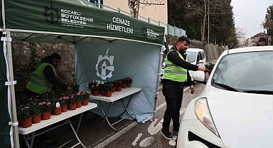 Kabir ziyaretlerinde vatandaşlara ücretsiz çiçek ve ulaşım kolaylığı
