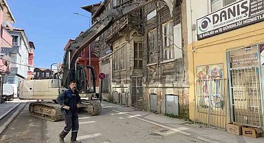 Kabloları kurtarmak isterken canını hiçe saydı