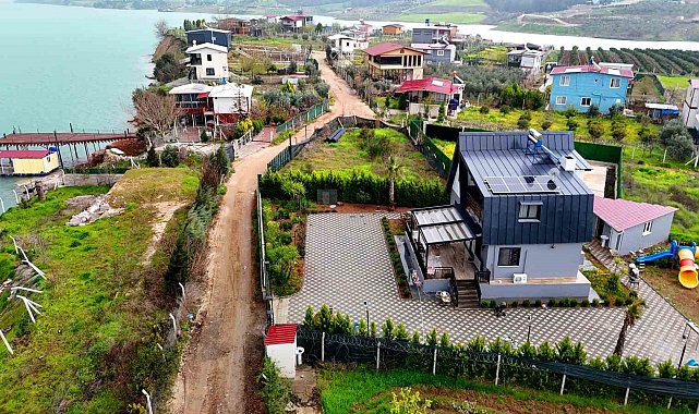 Kaçak yapı gerekçesiyle yıkım kararı verilen göl kenarındaki mahallede protesto