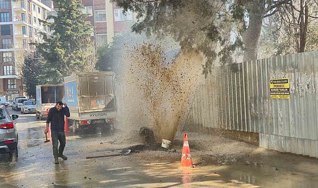 Kadıköy'de inşaat çalışmasında boru patladı: Sular apartman boyunu aştı