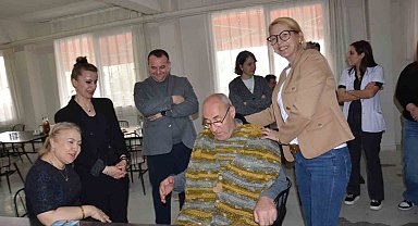 Kadın doktorlardan yaşlılara sıcacık dokunuş