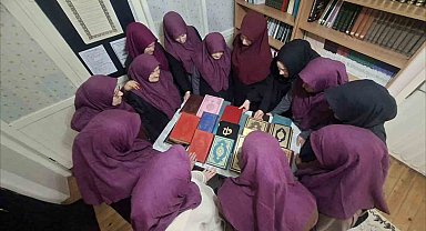 Kadın kursiyerlerden Afrika'ya Kur'an-ı Kerim hediyesi