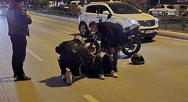 Kadın motosiklet sürücüsü otomobile arkadan çarptı