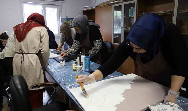 Kadınlar atölyede hem üretiyor hem dayanışmayı büyütüyor