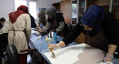 Kadınlar atölyede hem üretiyor hem dayanışmayı büyütüyor