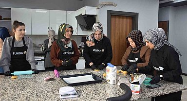 Kadınlar bu kursta hem öğreniyor, hem ailelerine destek oluyor