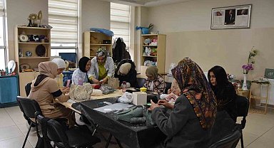 Kadınlar hem öğreniyor hem aile bütçesine katkı sağlıyor