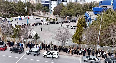 Kadir Gecesi'nde kutsal emanetler için uzun kuyruklar oluştu