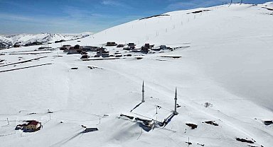 Kadırga Yaylası'ndaki üstü açık camiden kar manzaraları