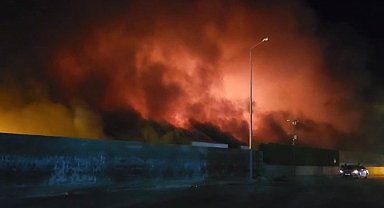 Kadirli OSB'de tavuk fabrikasında çıkan yangın sabaha karşı söndürüldü