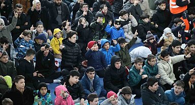 Kağıthane'de 'Gençlik Uyanıyor Duada Buluşuyor' projesi ile camiye gelen çocuklara ödül dağıtıldı