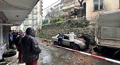 Kağıthane'de bahçe duvarı aracın üzerine devrildi