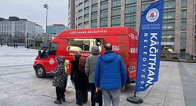 Kağıthane'de iftara yetişemeyenlere sıcak çorba ikramı