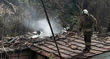 Kağıthane'de korkutan gecekondu yangını, evi yanan kadını mahalleli teselli etti