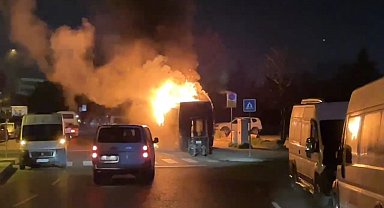 Kağıthane'de park halindeki midibüs alevlere teslim oldu