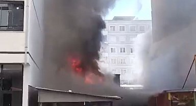 Kahramanmaraş'ta manavda çıkan yangını itfaiye söndürdü