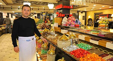 Kahramanmaraş'ta tezgahlar şeker ve çikolatalarla süslendi