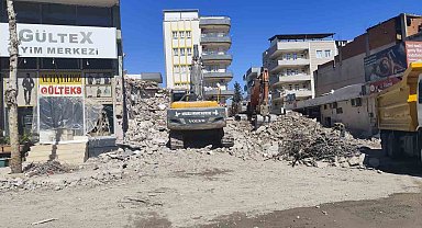 Kahta'da yıkım molozları esnafı mağdur ediyor