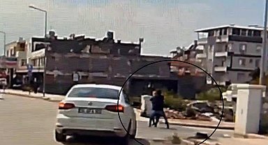 Kaldırımda yürüyen kadının boynundaki kolyeyi çalan hırsızın, ilk suçunda yakayı ele verdiği ortaya çıktı