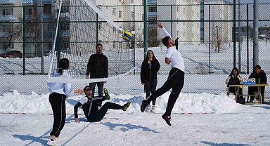 Kampüste kar voleybolu heyecanı