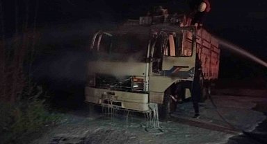 Kamyon alevlere teslim oldu