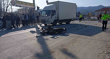 Kamyonet ile çarpışan motosikletin sürücüsü hayatını kaybetti