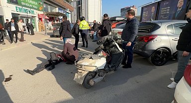 Kamyonetin açık kapısına çarpan motosiklet sürücüsü yaralandı