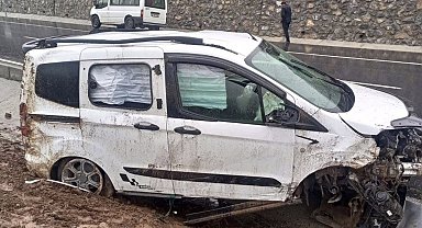 Kamyonetin takla atmasıyla aynı aileden 5 kişi yaralandı