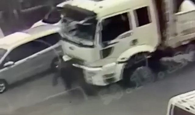 Kamyonun çarptığı yaşlı adam ağır yaralandı