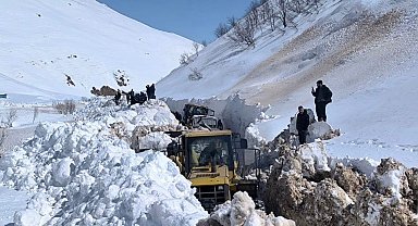 Kar kalınlığı 3 metreyi aşmıştı: Tunceli'de kapalı köy yolu kalmadı