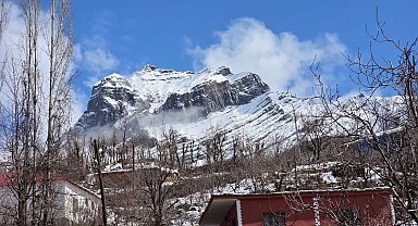 Kar kütlesi şelale gibi aktı