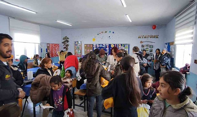 Kar tünellerinden geçerek zorlu yolları aştılar, kış şartlarında 2 bin 700 rakımlı köyde minik yürekleri ısıttılar