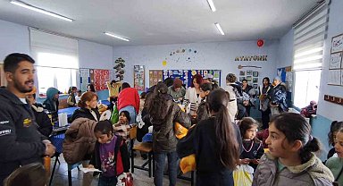 Kar tünellerinden geçerek zorlu yolları aştılar, kış şartlarında 2 bin 700 rakımlı köyde minik yürekleri ısıttılar