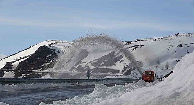 Kar ve tipi nedeniyle 4 aydır ulaşıma kapanan yol açılıyor