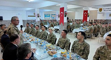 Kara Kuvvetleri Komutanı Orgeneral Tokel, Mehmetçiklerle iftarda bir araya geldi