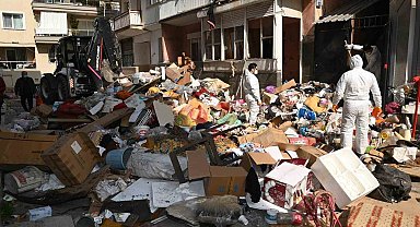 Karabağlar'da çöp evden 12 kamyon atık çıkarıldı