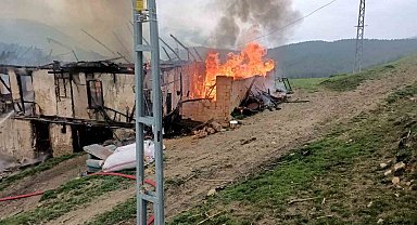 Karabük'te 2 katlı ahşap ev alevlere teslim oldu