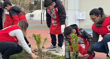 Karabük'te öğrenciler hatıra fidanlarını toprakla buluşturdu