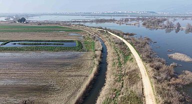 Karacabey çiftçisi yeni sezon ekimleri için suların çekilmesini bekliyor